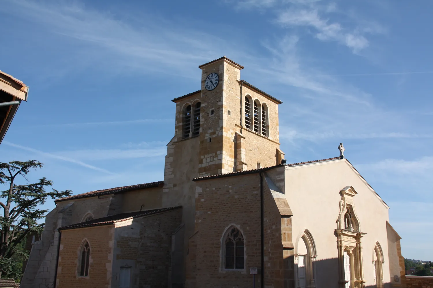 Image qui illustre: Eglise de Liergues à Porte des Pierres Dorées - 0
