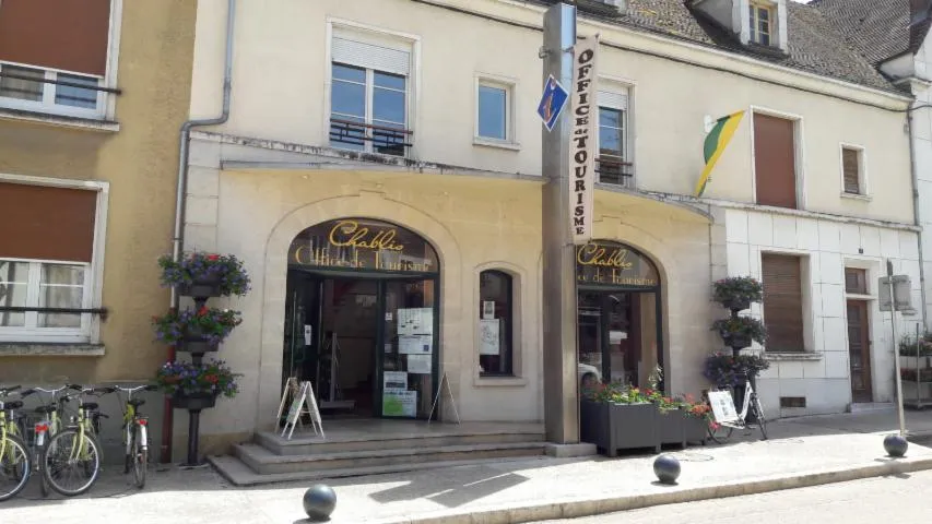 Image qui illustre: Office de Tourisme Chablis, Cure, Yonne & Tonnerrois - Accueil de Chablis