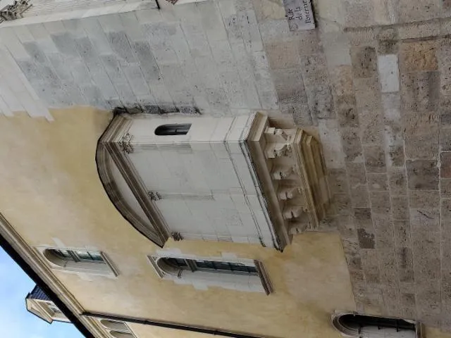 Image qui illustre: le balcon fermé de la rue de la Poterne à Orléans