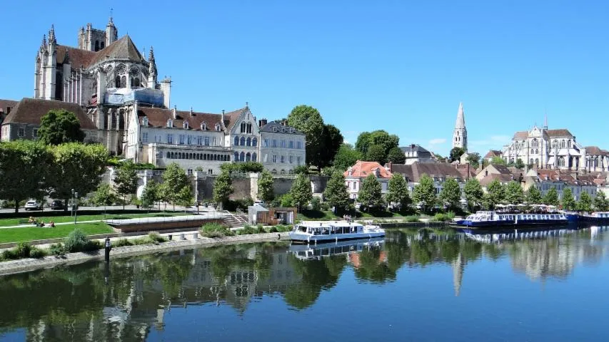 Image qui illustre: Le Palais épiscopal d'Auxerre 