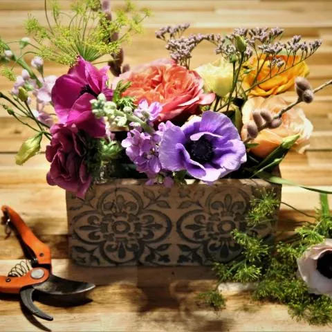 Image qui illustre: Composez votre centre de table en fleurs fraîches