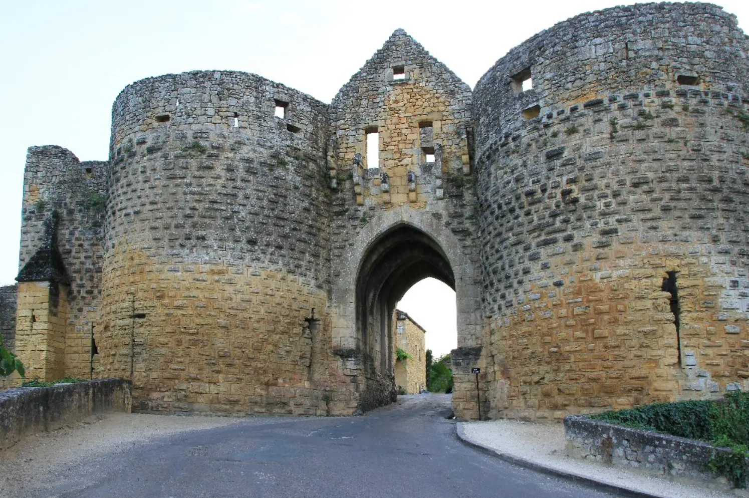 Image qui illustre: Ruines du château du Roy à Domme - 2