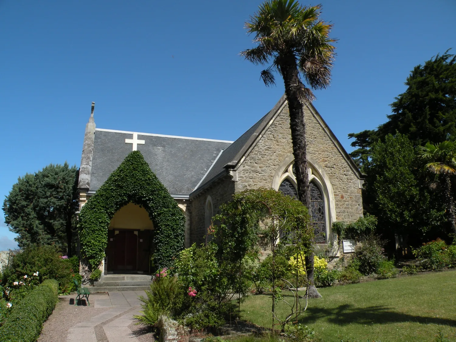 Image qui illustre: Église anglicane Saint Bartholomew à Dinard - 0