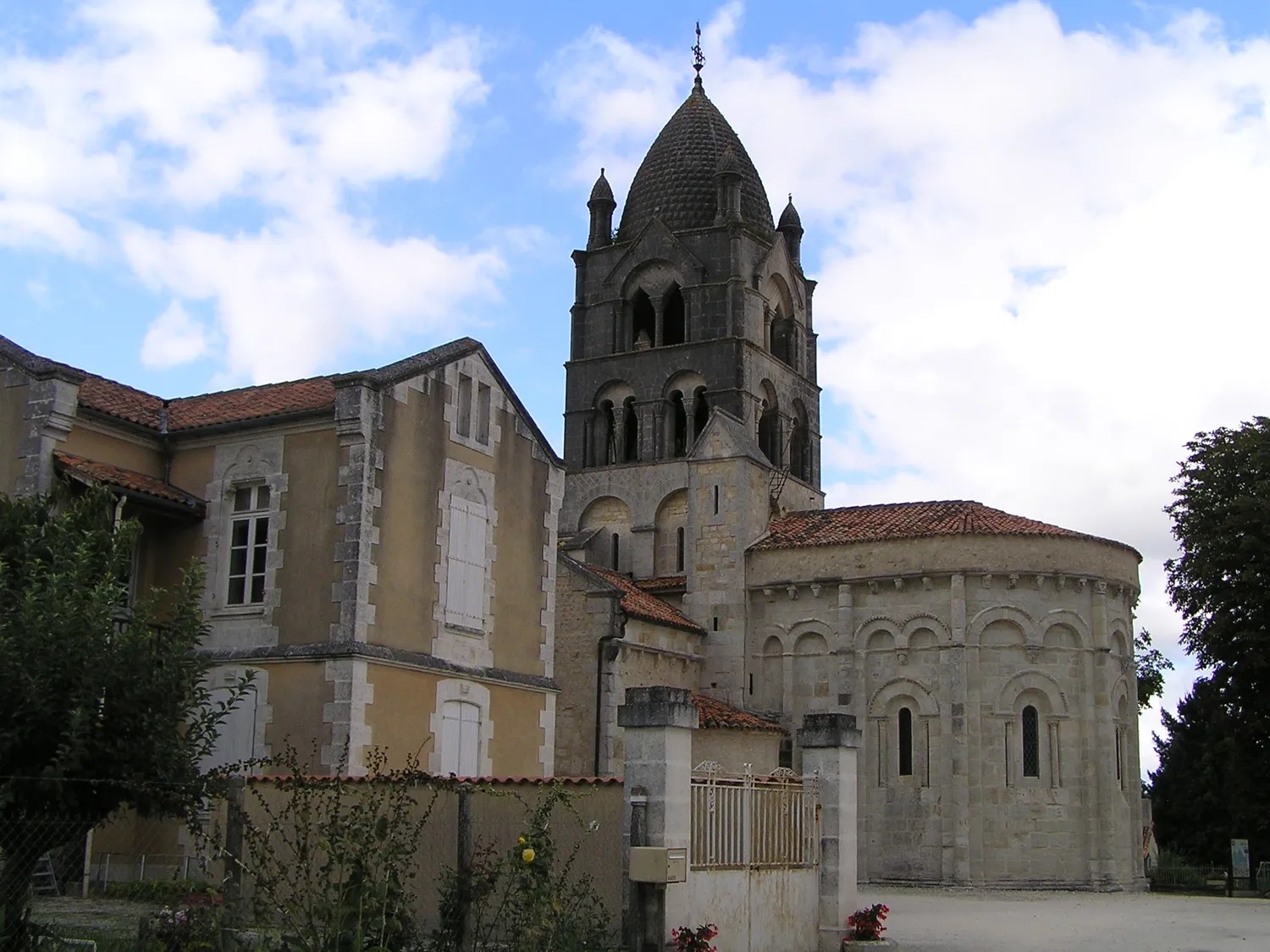 Image qui illustre: Église Saint-Gervais et Saint-Protais à Pérignac - 0