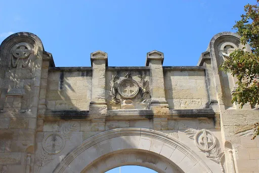Image qui illustre: Porte et Mausolée du Cimetière de St-Estèphe à Saint-Estèphe - 0