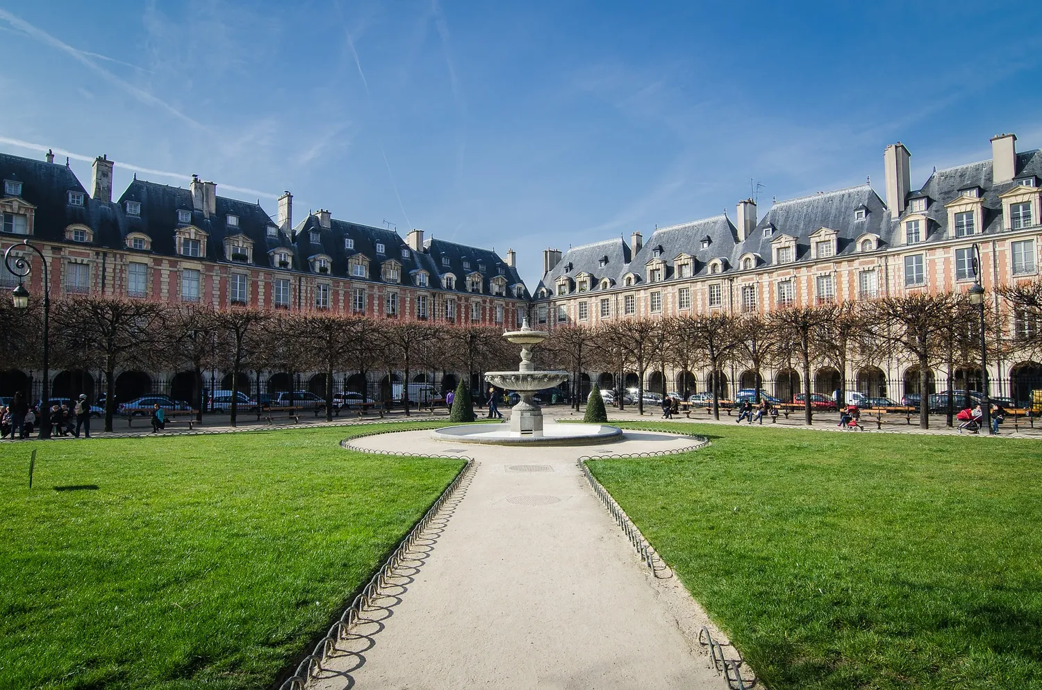 Image qui illustre: Place des Vosges à Paris - 0