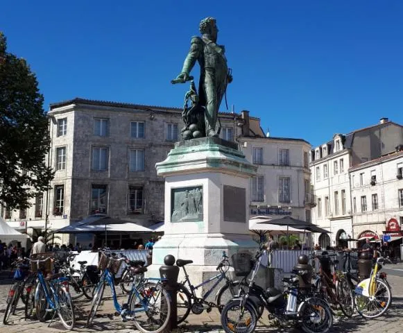 Image qui illustre: Statue de l'Admiral Duperré
