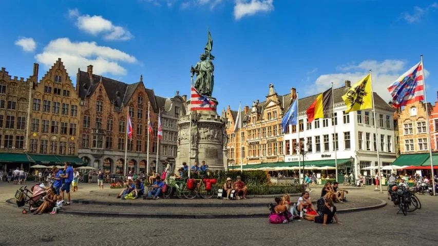 Image qui illustre: Grande Place de Bruges 