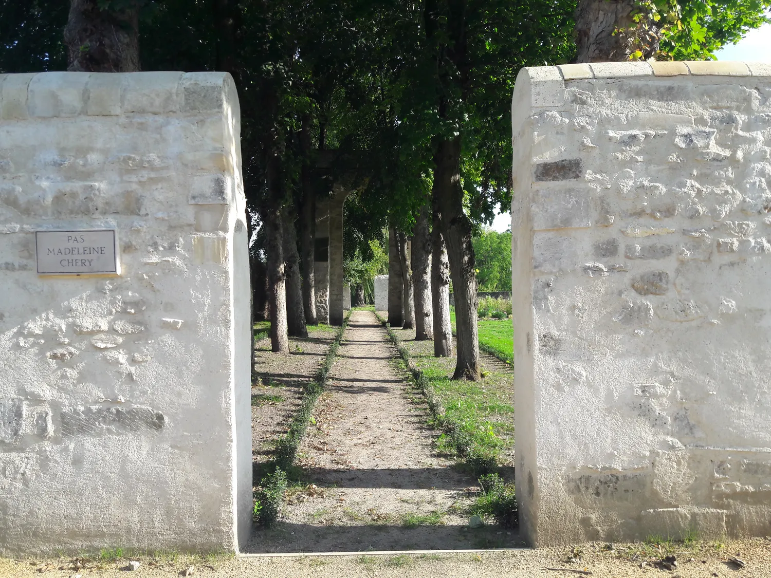 Image qui illustre: Jardin Du Bastion De La Porte De Meaux à Senlis - 2