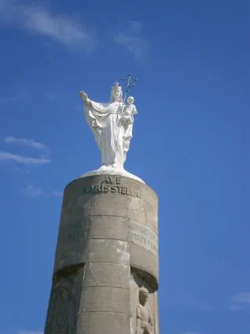 Image qui illustre: Statue Notre-dame De La Falaise