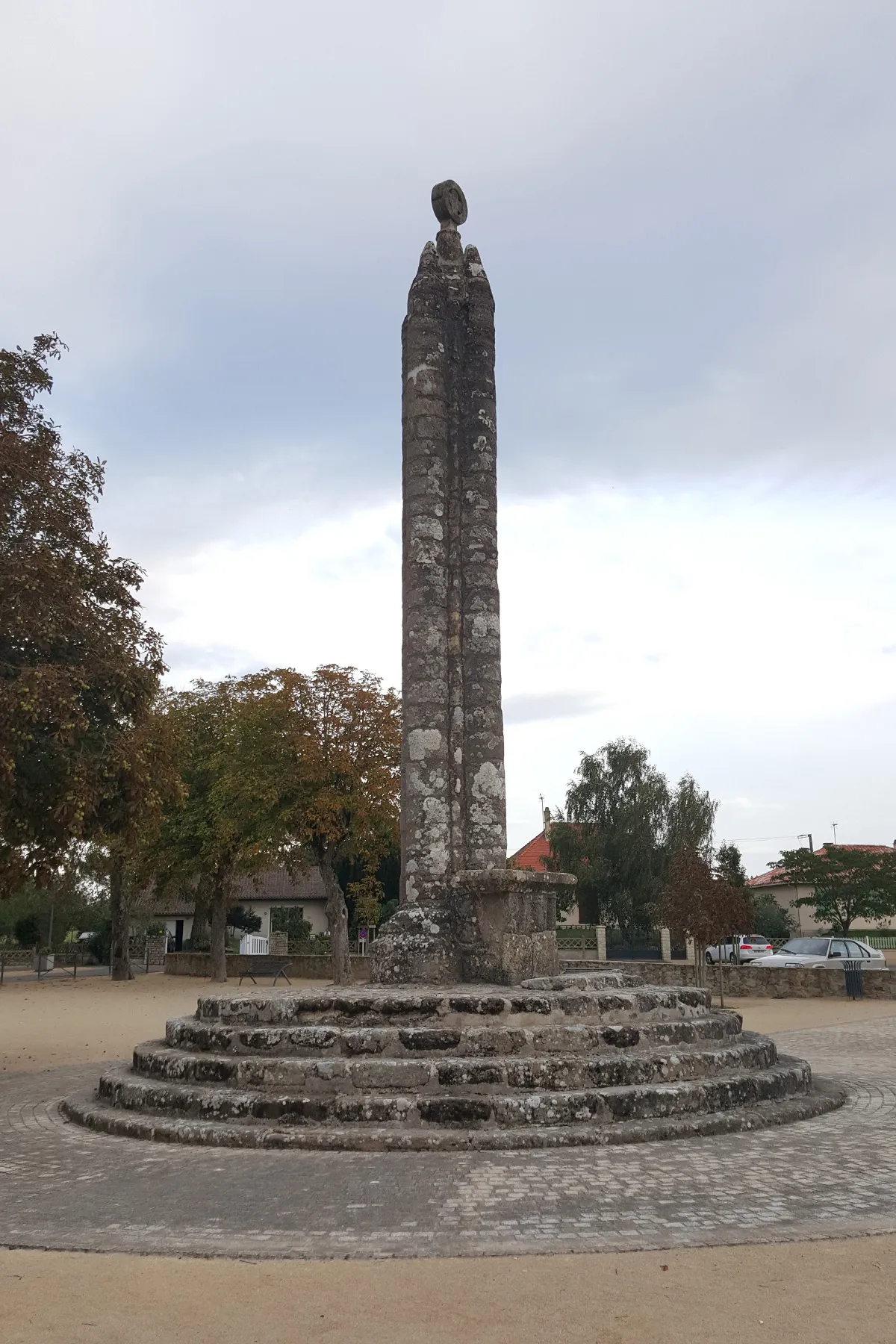Image qui illustre: Croix Hosannière de cimetière à La Peyratte - 0