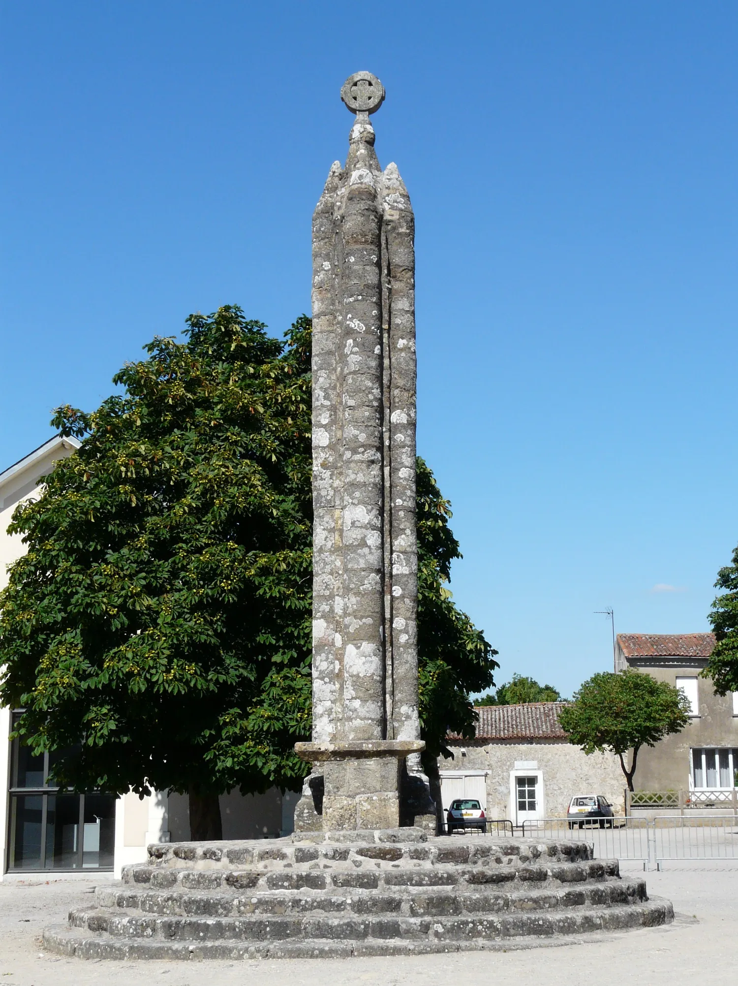 Image qui illustre: Croix Hosannière de cimetière à La Peyratte - 1