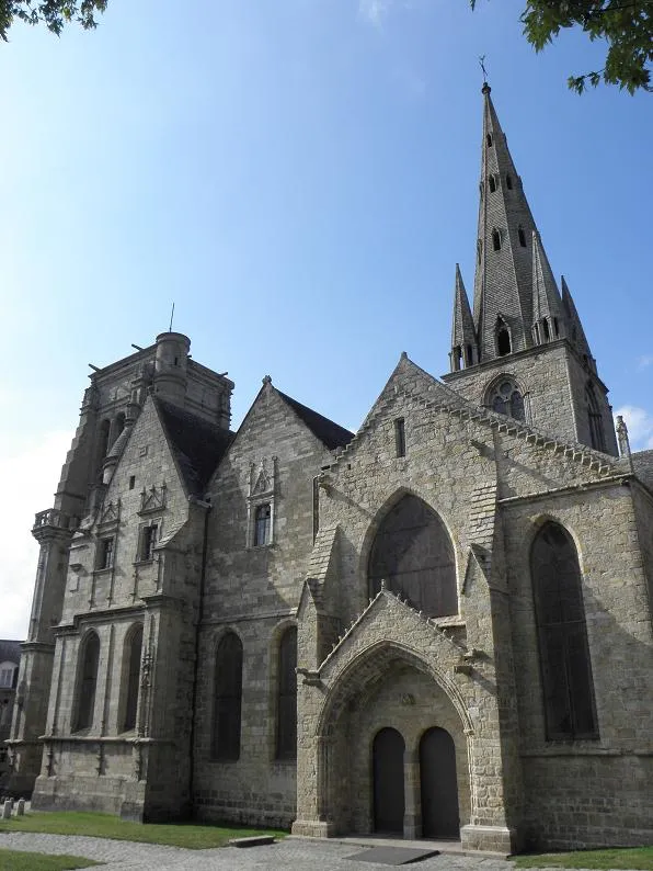 Image qui illustre: Basilique Notre-dame-de-bon-secours à Guingamp - 0