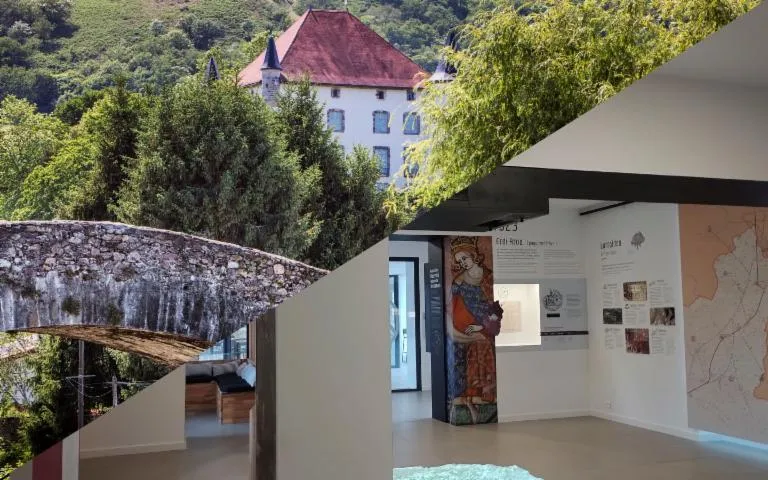 Image qui illustre: Visite Du Centre D'interprétation Mehaka Sur La Basse Navarre Et Du Village De Baigorri En Basque.