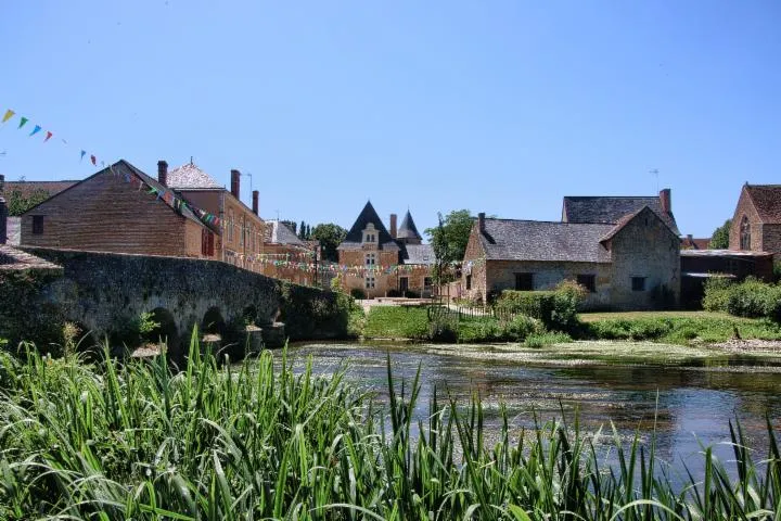 Image qui illustre: Village Medieval D'asnieres-sur-vegre