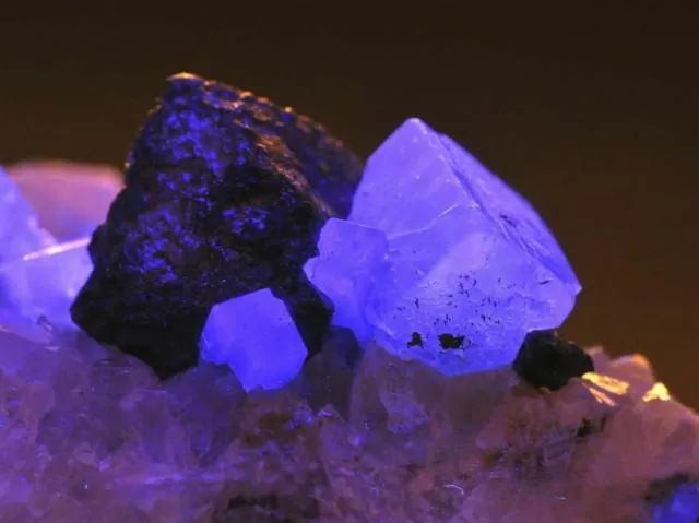 Image qui illustre: Les minéraux se révèlent en éclat !