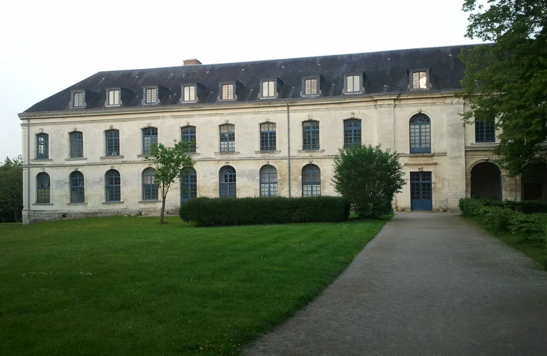 Image qui illustre: Ancienne Abbaye Du Gard à Crouy-Saint-Pierre - 0