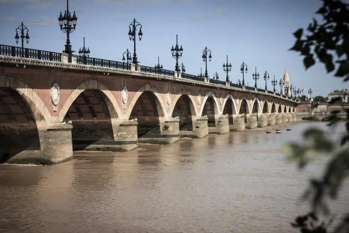 Image qui illustre: Balade à roulettes : Les deux ponts de Bordeaux