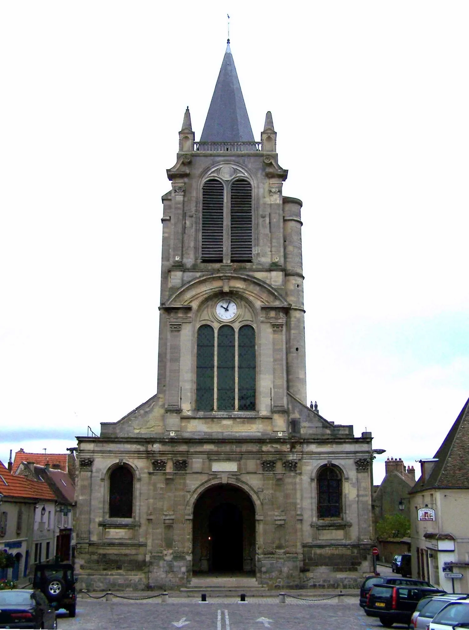 Image qui illustre: Église Saint Pierre à Montfort-l'Amaury - 0