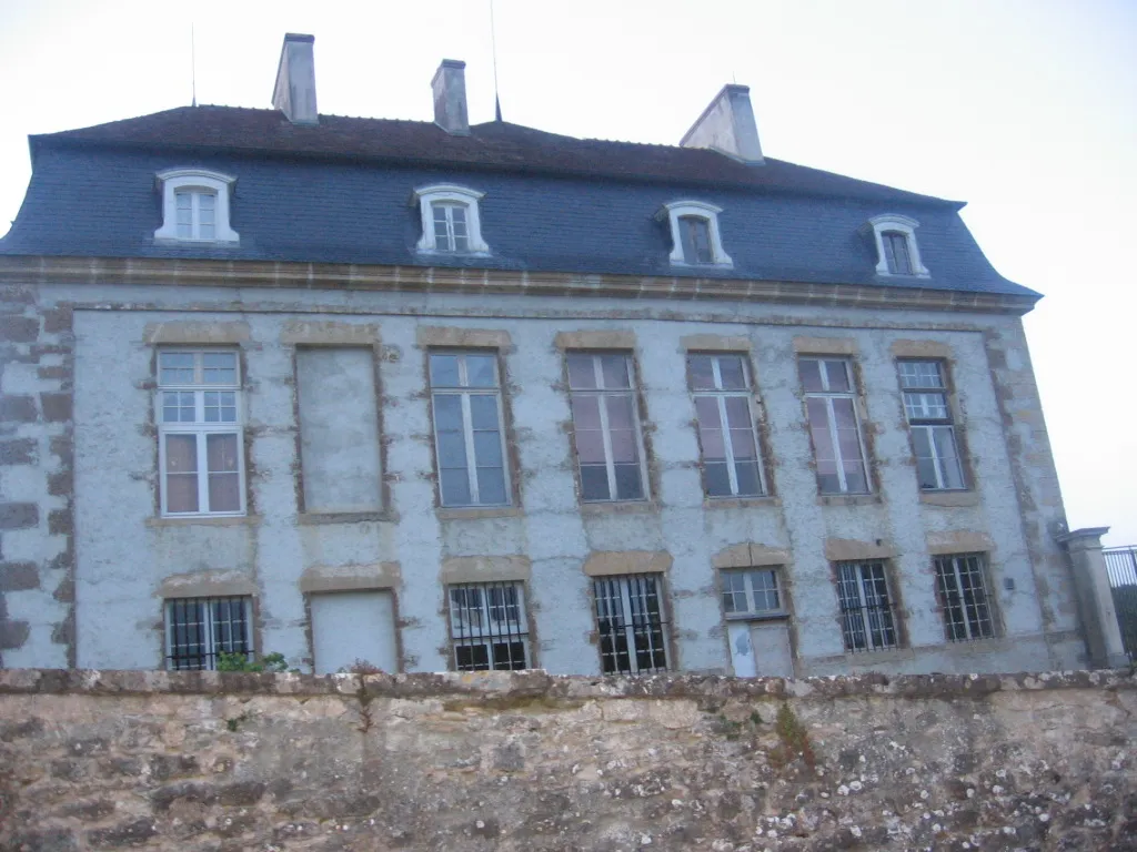 Image qui illustre: Château De Flée à Le Val-Larrey - 0