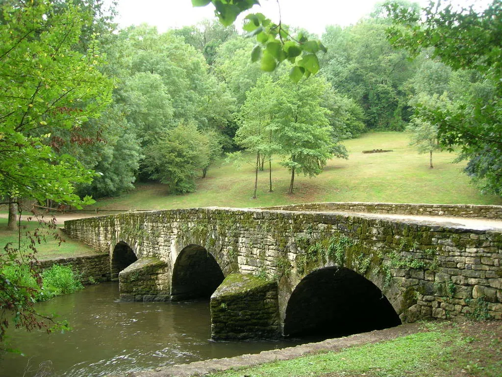 Image qui illustre: Pont Romain à Azay-le-Brûlé - 0