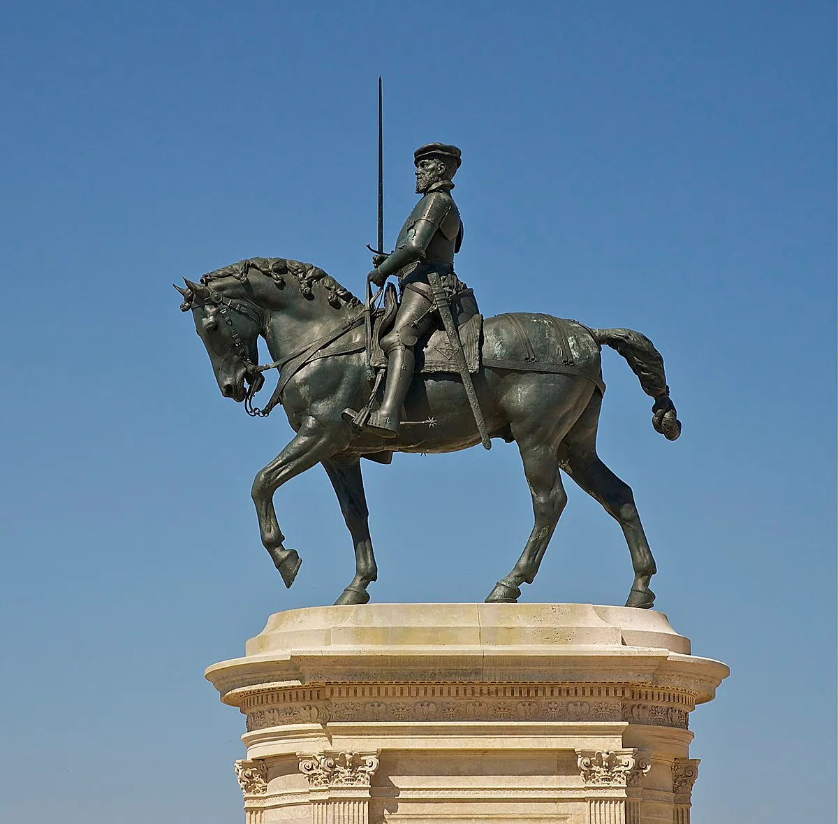 Image qui illustre: Statue Équestre d'Anne de Montmorency à Chantilly - 0
