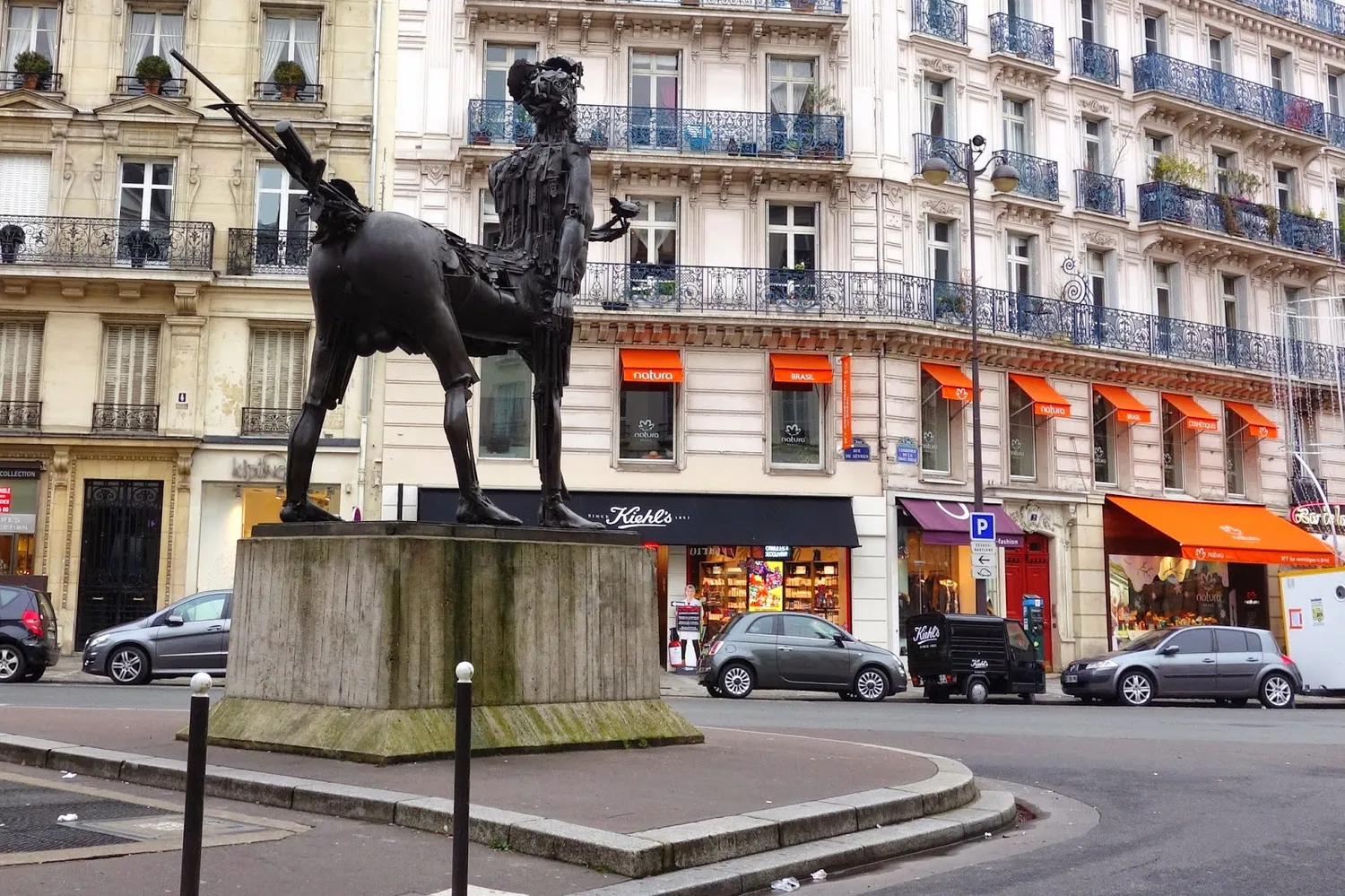 Image qui illustre: Statue le Centaure  à Paris - 2