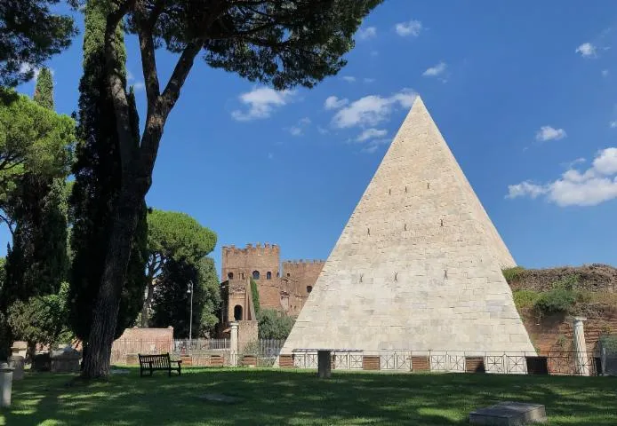 Image qui illustre: Pyramide de Cestius