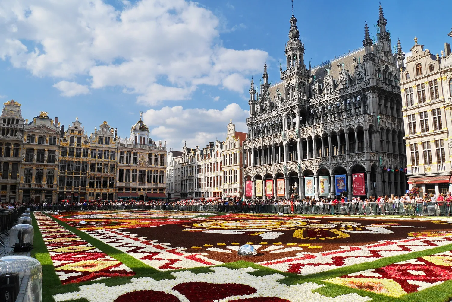 Image qui illustre: La Grande-Place de Bruxelles à  - 0