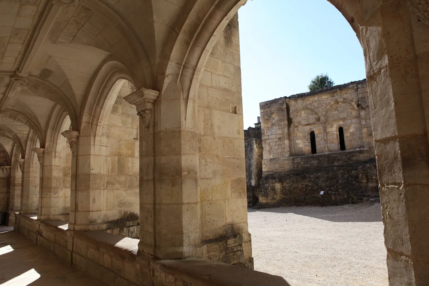 Image qui illustre: Abbaye Royale de Celles-sur-Belle à Celles-sur-Belle - 0