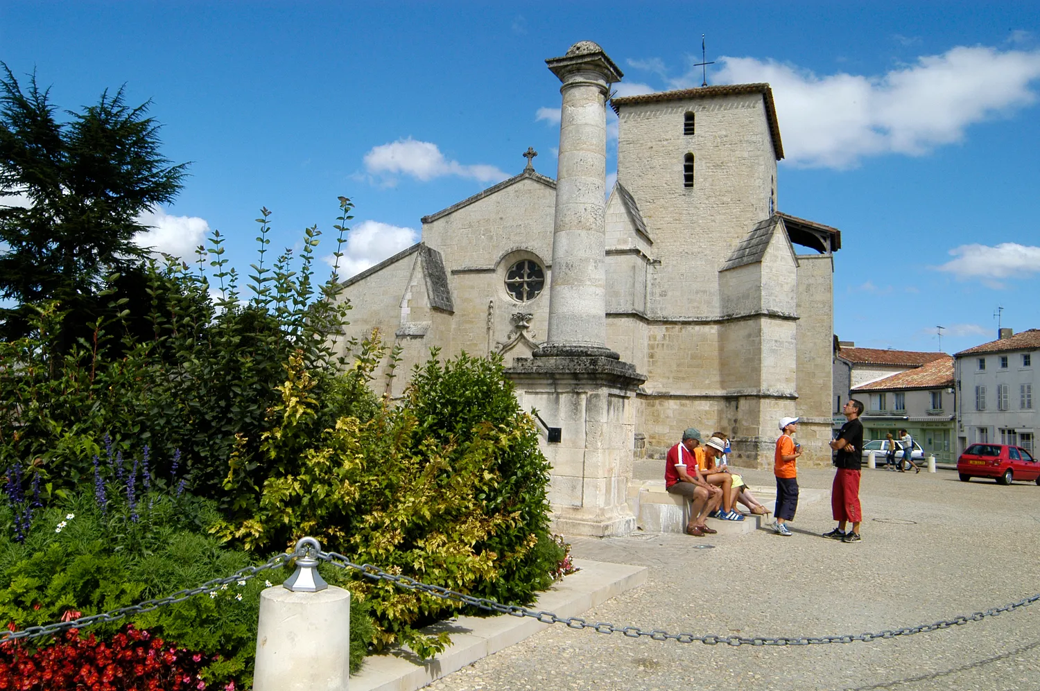 Image qui illustre: Eglise Sainte-Trinité de Coulon à Coulon - 0
