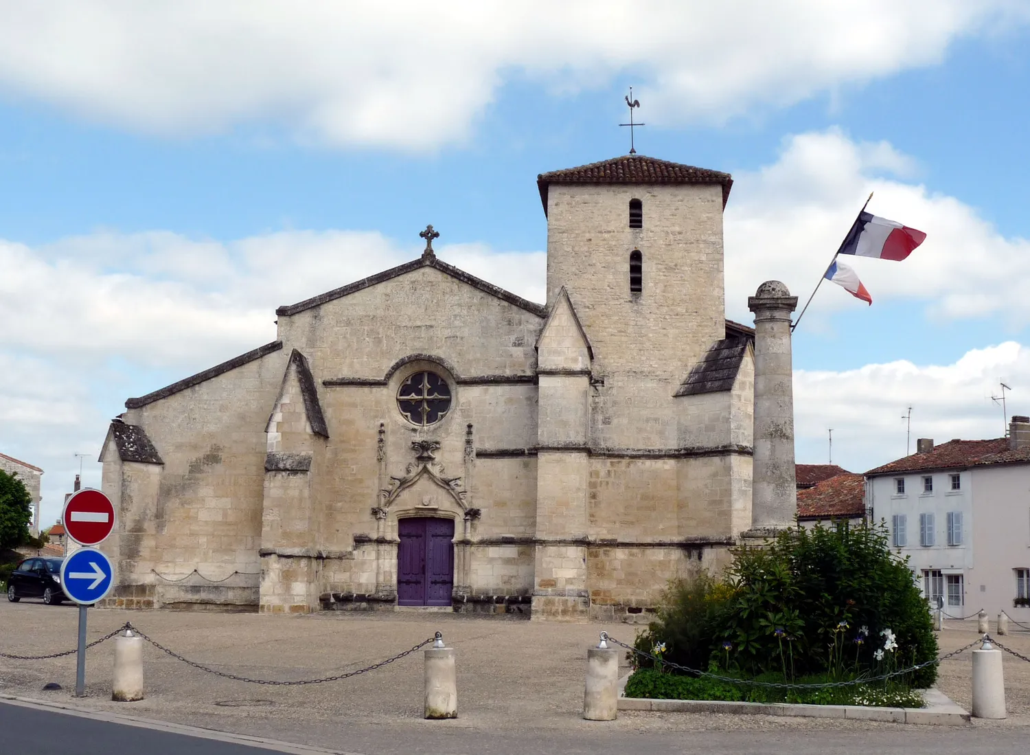 Image qui illustre: Eglise Sainte-Trinité de Coulon à Coulon - 1
