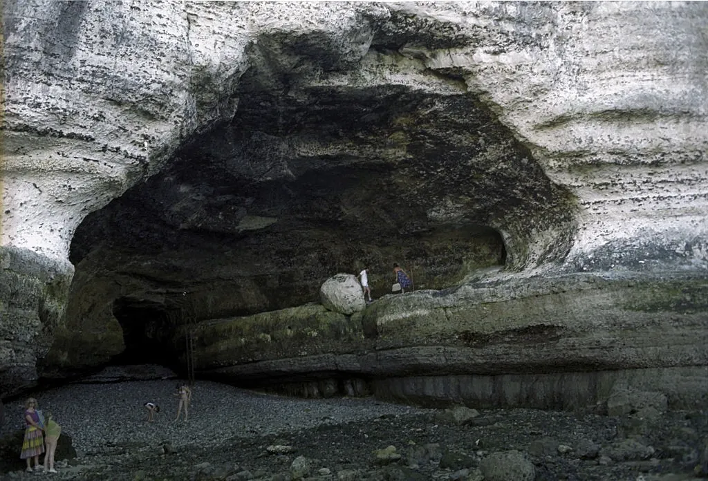 Image qui illustre: Grotte Le Trou à l'Homme à Étretat - 0
