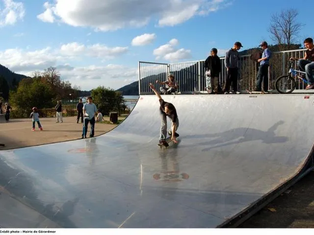 Image qui illustre: Aire De Skate Board - Roller Park