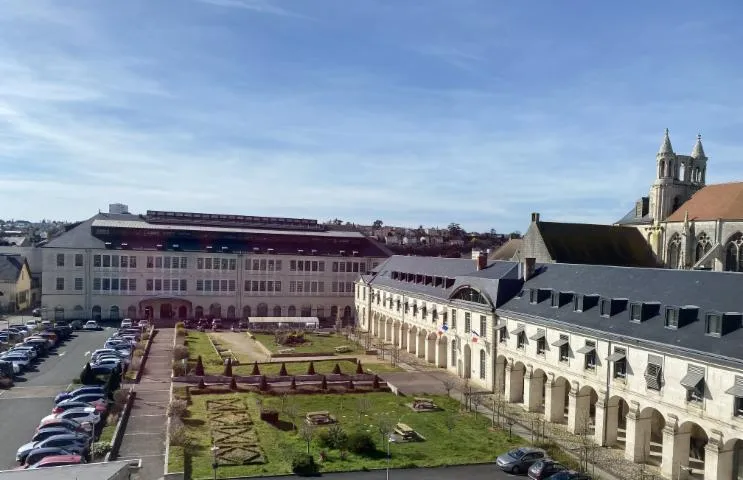 Image qui illustre: Venez découvrir le rectorat de Poitiers par une visite commentée