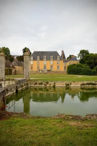 Image qui illustre: Château De Courcival