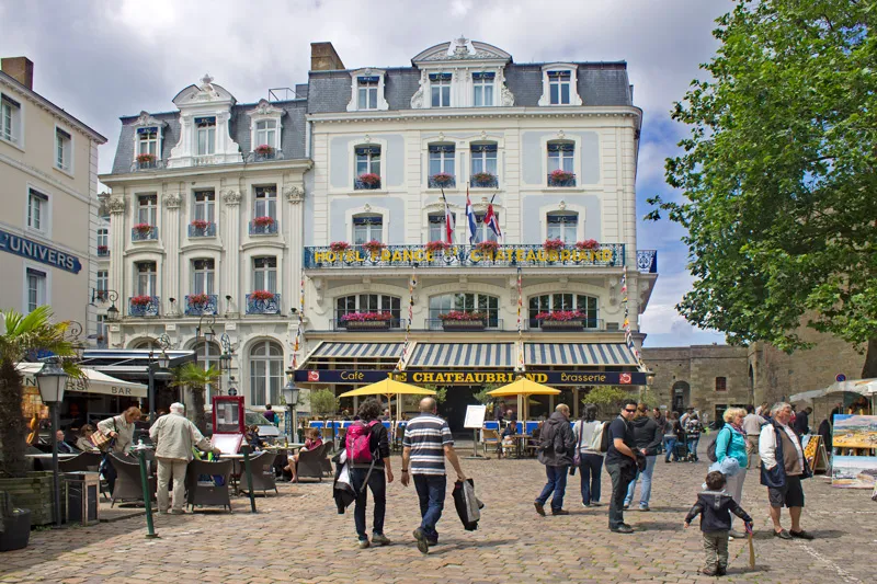 Image qui illustre: Place Châteaubriand à Saint-Malo - 0