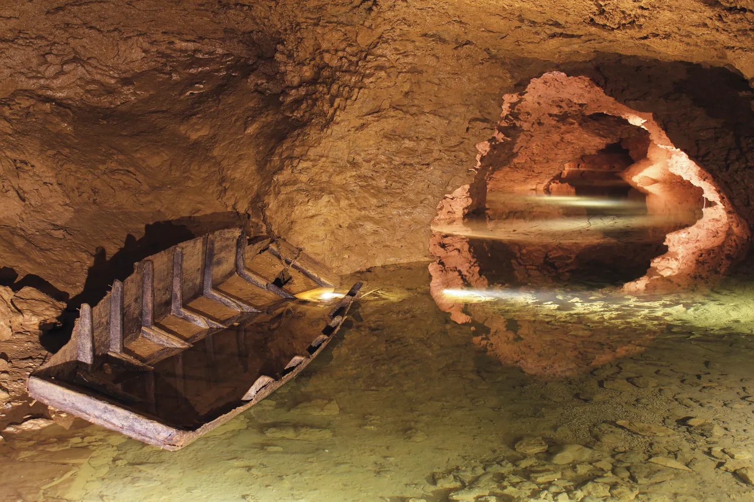 Image qui illustre: Grottes de la Balme à La Balme-les-Grottes - 0