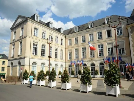 Image qui illustre: Palais Des Comtes Du Maine (hôtel De Ville)