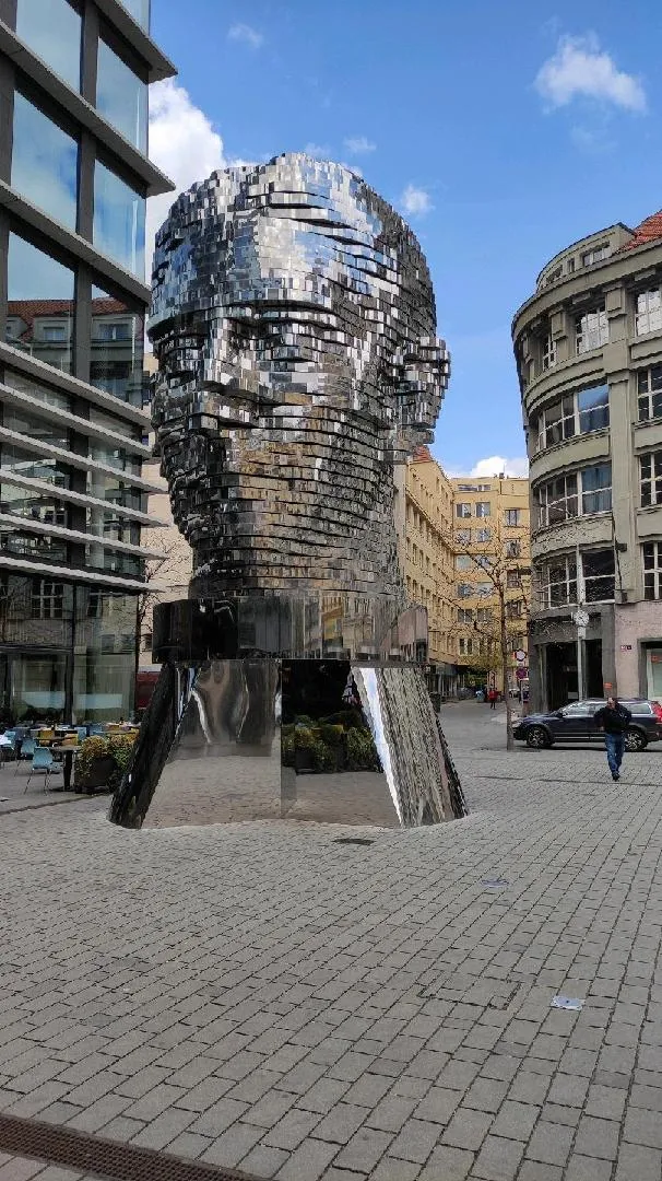 Image qui illustre: Statue de Franz Kafka