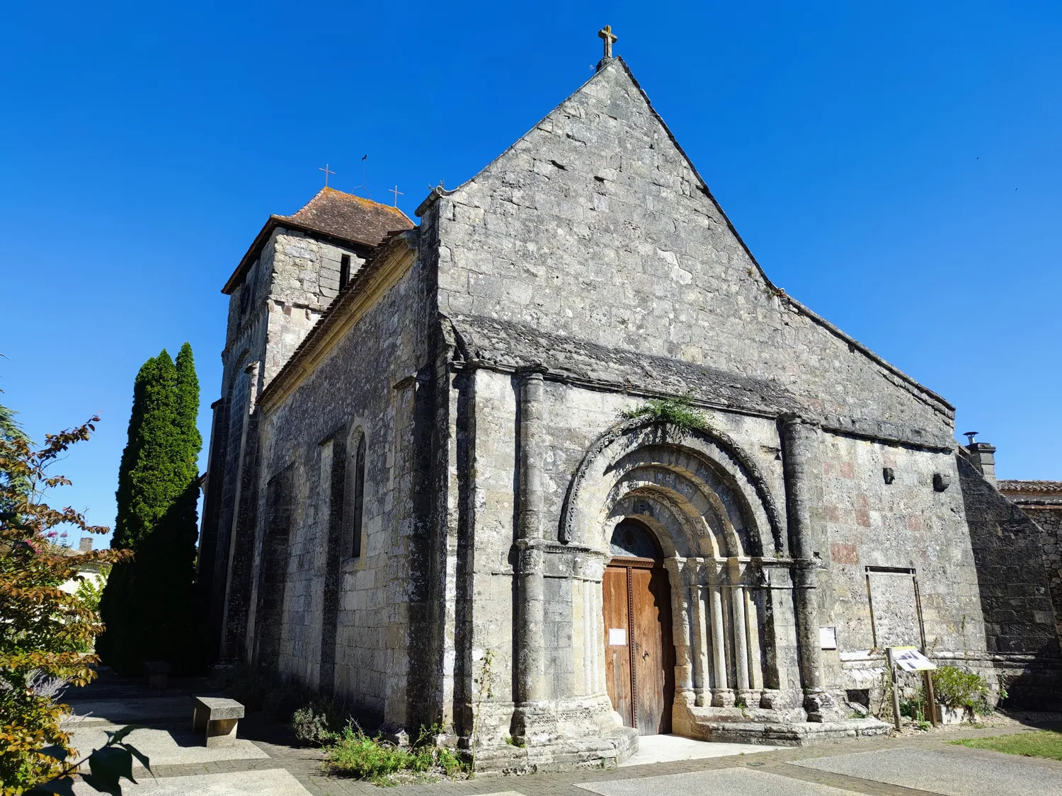 Image qui illustre: Église Saint-Michel à Saint-Michel-de-Montaigne - 0