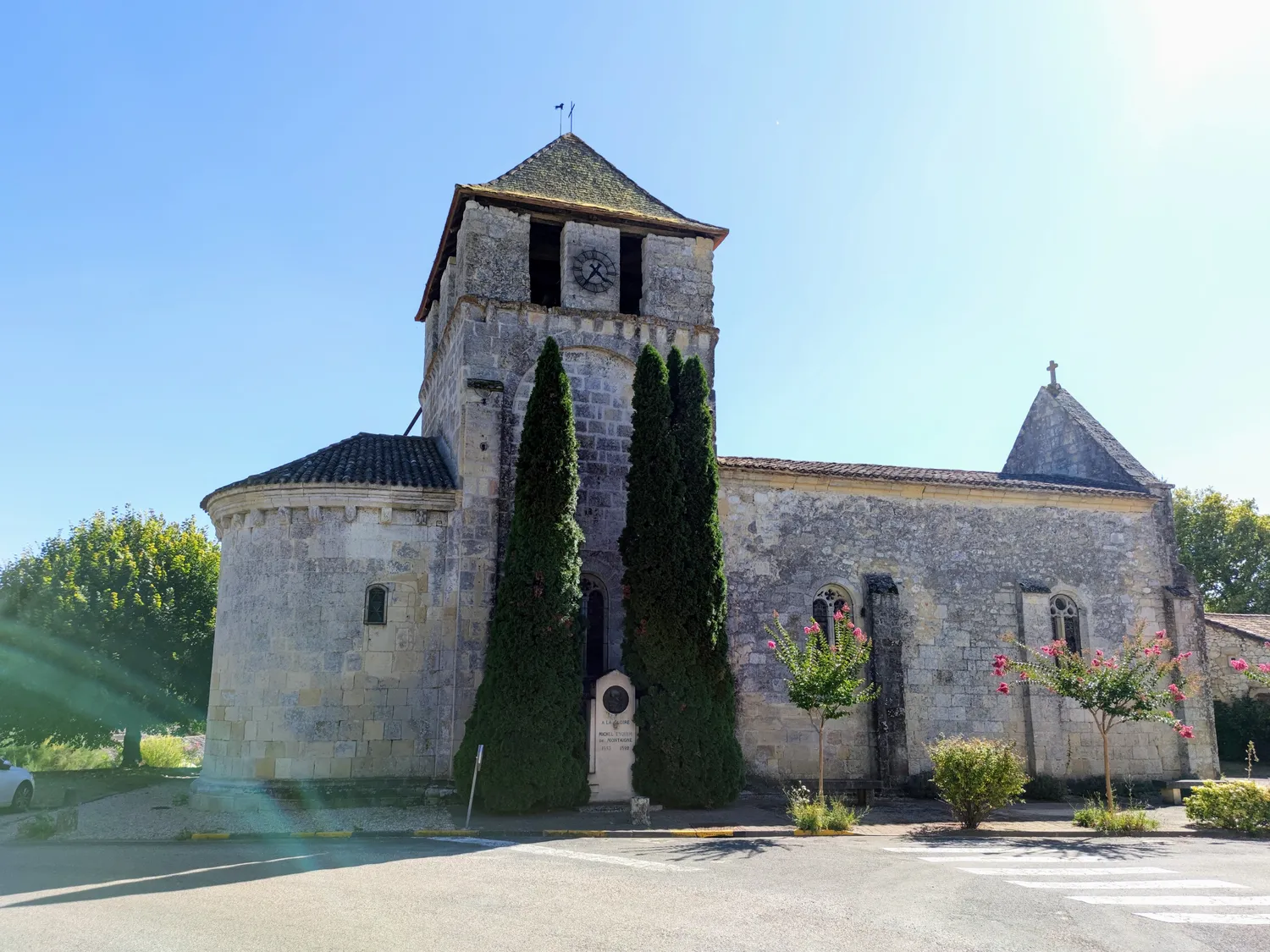 Image qui illustre: Église Saint-Michel à Saint-Michel-de-Montaigne - 1