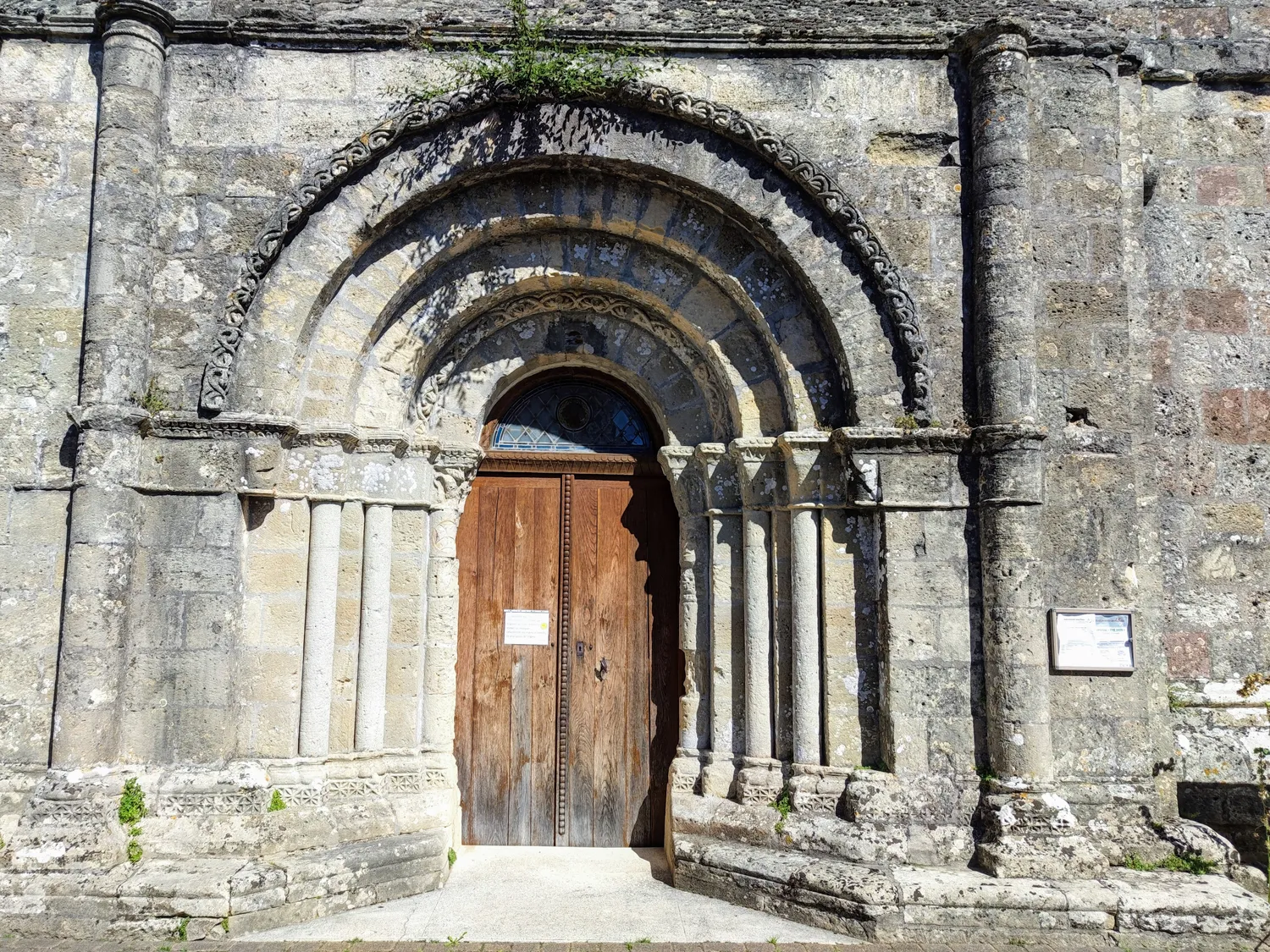 Image qui illustre: Église Saint-Michel à Saint-Michel-de-Montaigne - 2