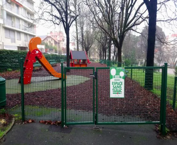 Image qui illustre: Aire De Jeux Du Jardin Public