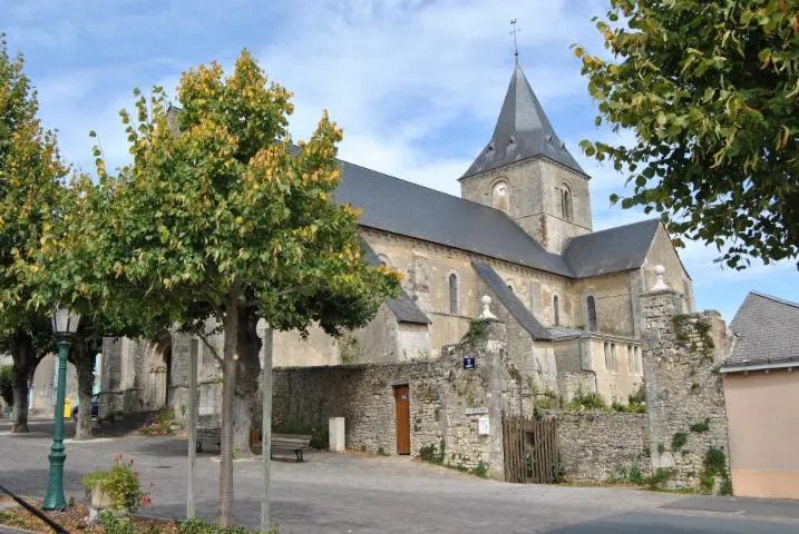 Image qui illustre: Eglise Sainte-corneille Et Saint-cyprien