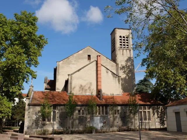 Image qui illustre: Église de la Sainte-Famille de Villeurbanne