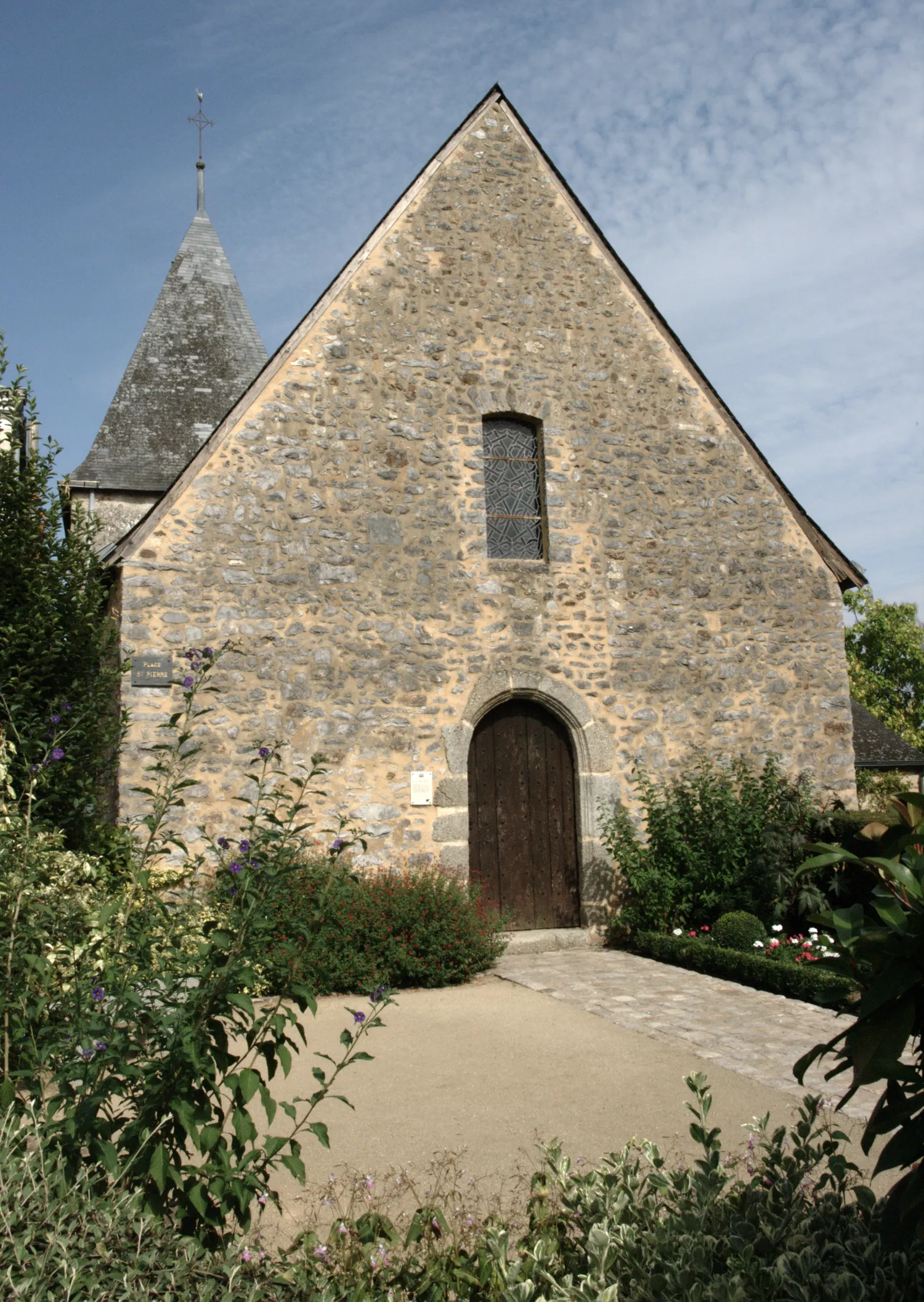 Image qui illustre: Eglise Saint-pierre De Saulges à Saulges - 0