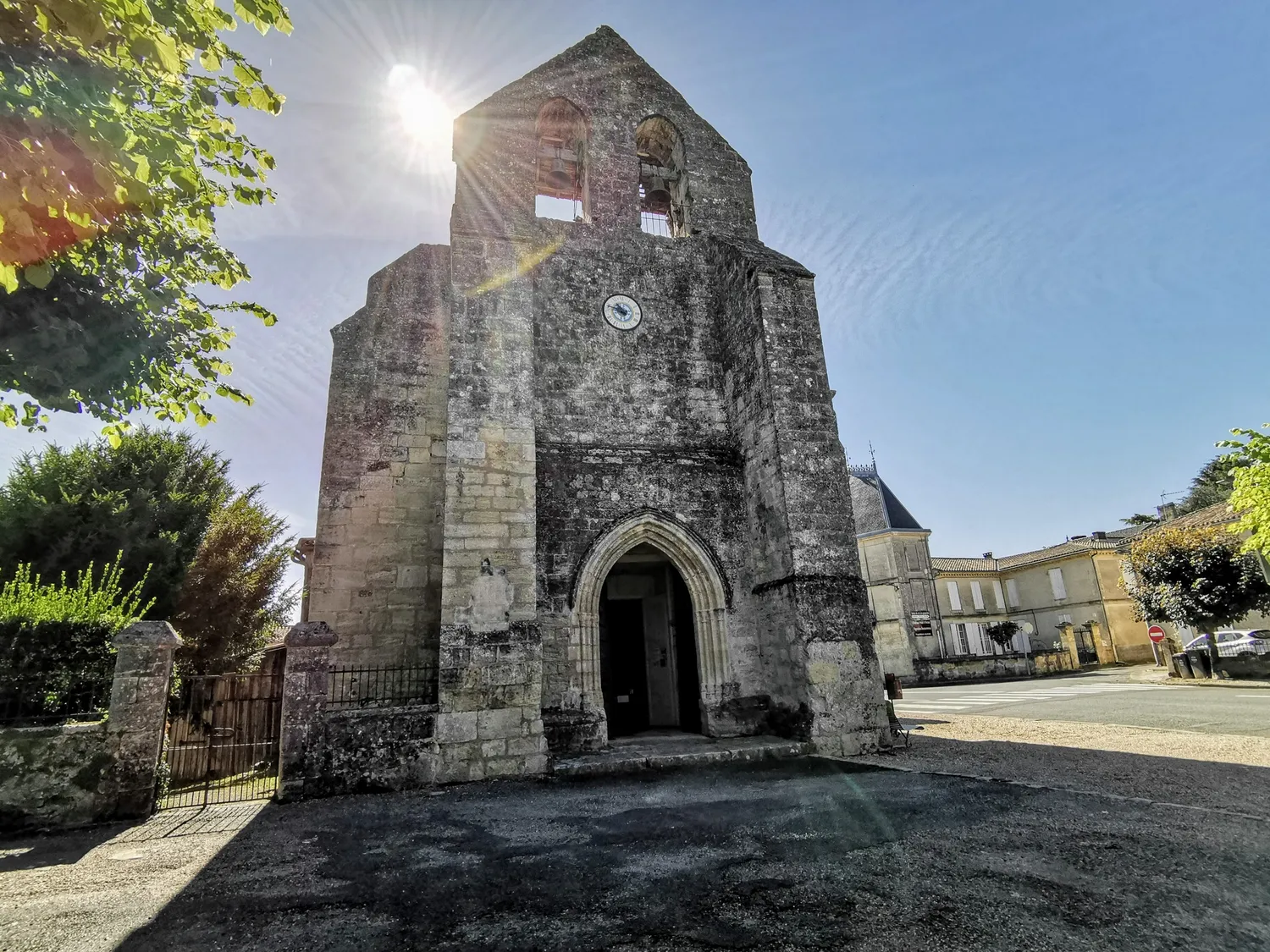 Image qui illustre: Église Saint-Pierre à Naujan-et-Postiac - 0
