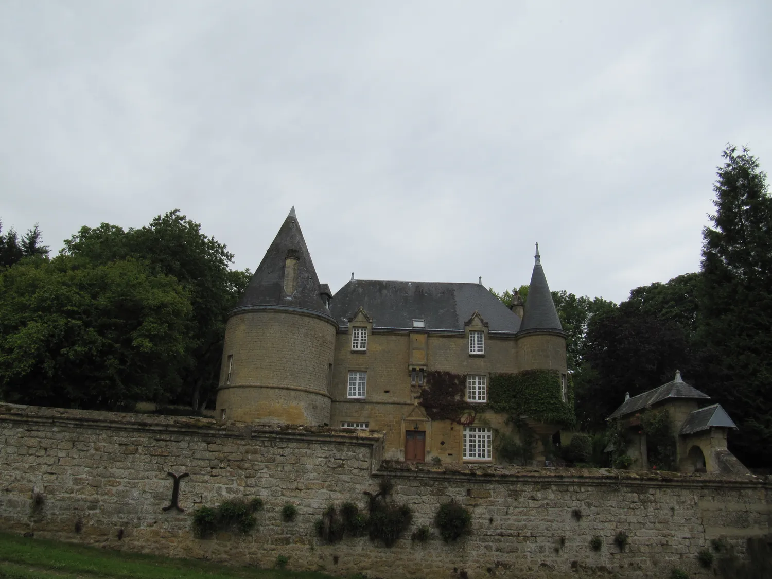Image qui illustre: Château De Remilly Les Pothées à Remilly-les-Pothées - 0