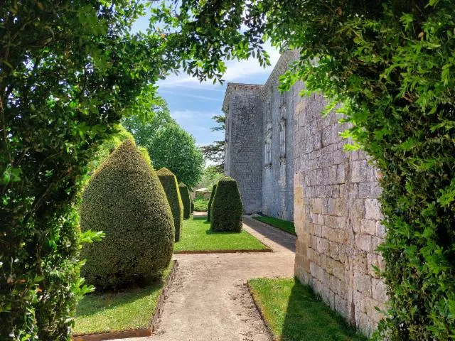Image qui illustre: Visite des cinq sens dans le jardin du château de Gramont
